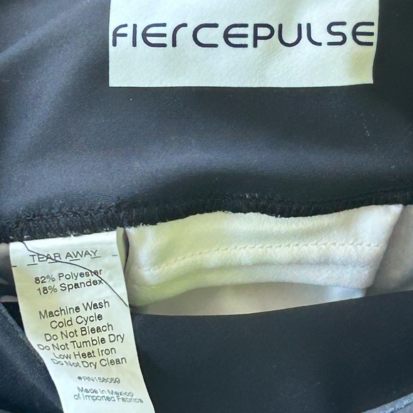 Fiercepulse Optical Illusion Leggings - Picture 3 of 4